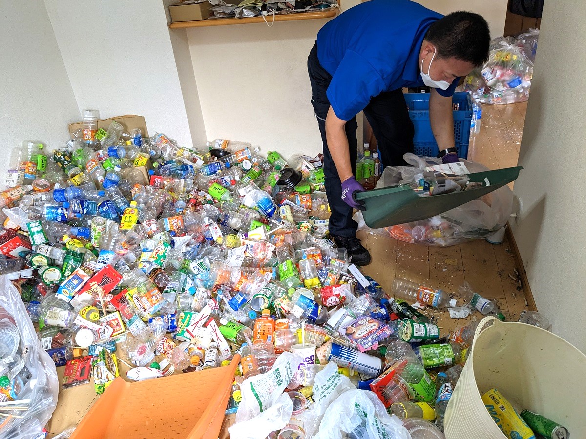 「マンションの部屋に溜め込んだペットボトルやゴミを片付けました」作業写真