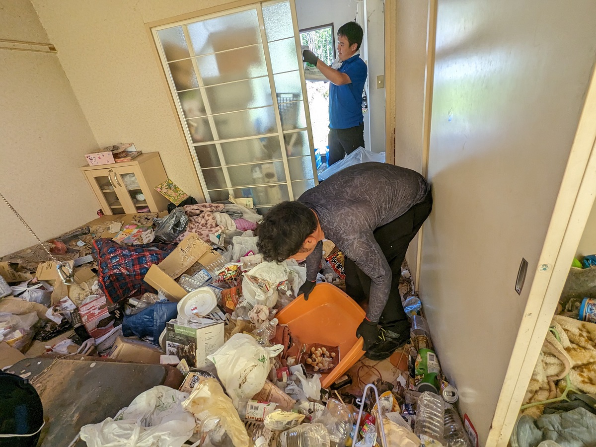 「ご親族様宅の片付けをご依頼いただきました」作業写真