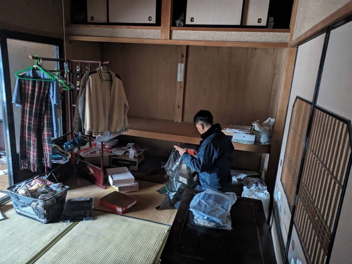 「家全体のリフォームに伴う大量の不用品回収のご依頼です」作業写真