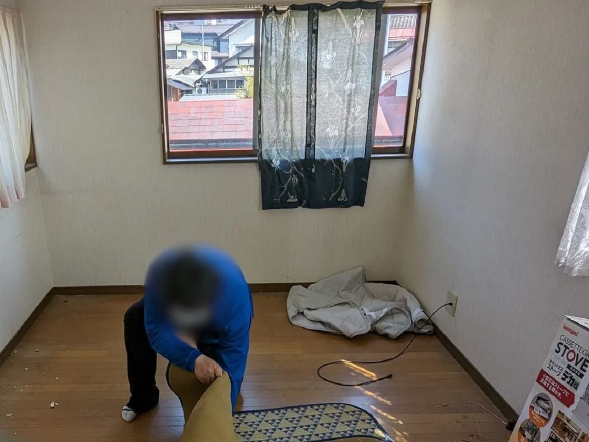 「一軒家から机・棚・カーペットなどを回収させていただきました」作業写真