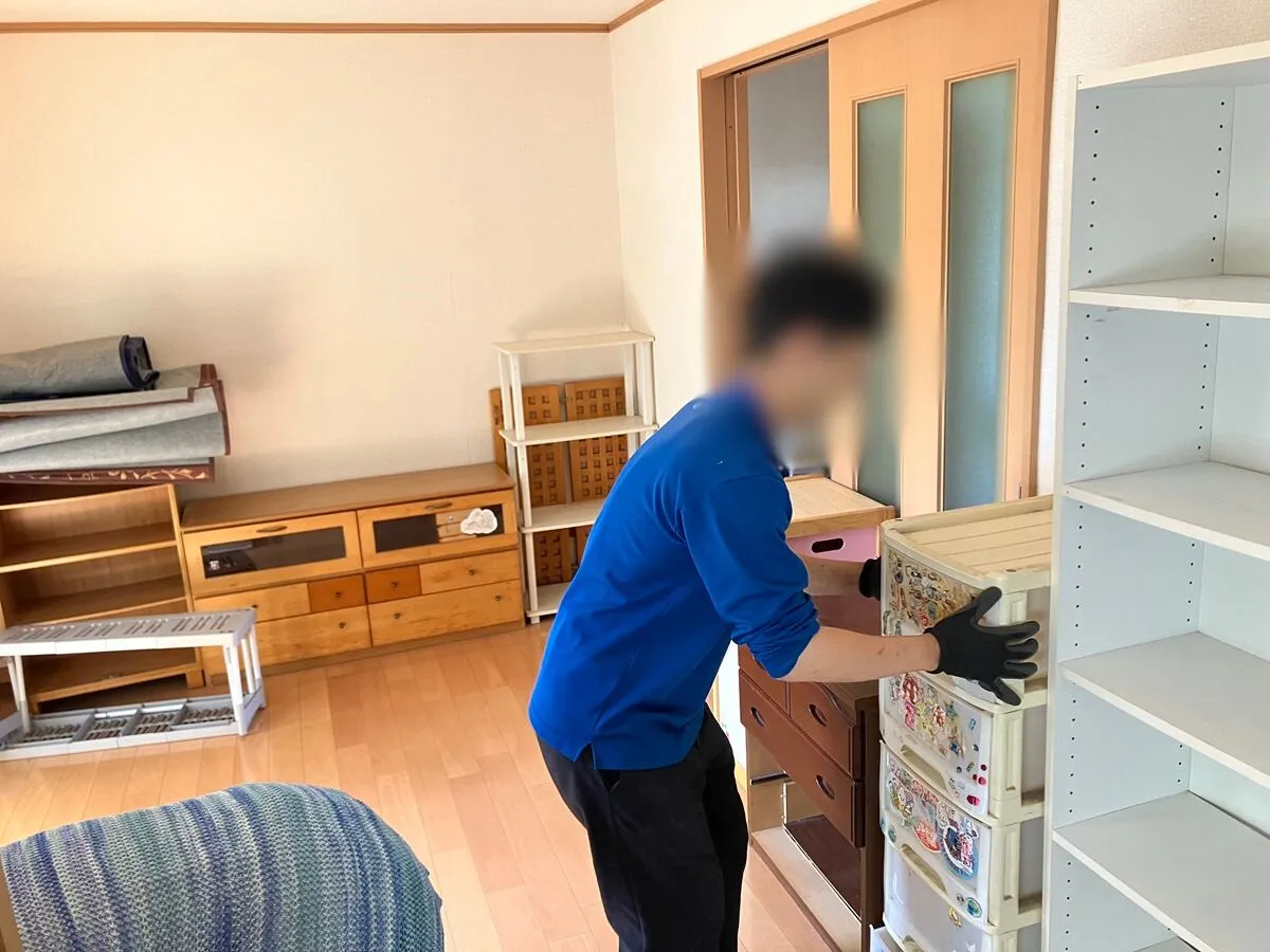 「2DKのアパートから家具・鉄ラックなどを回収させていただきました」作業写真