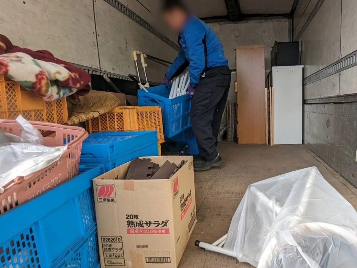 「1Kのマンションから布団などの不用品を回収させていただきました」作業写真
