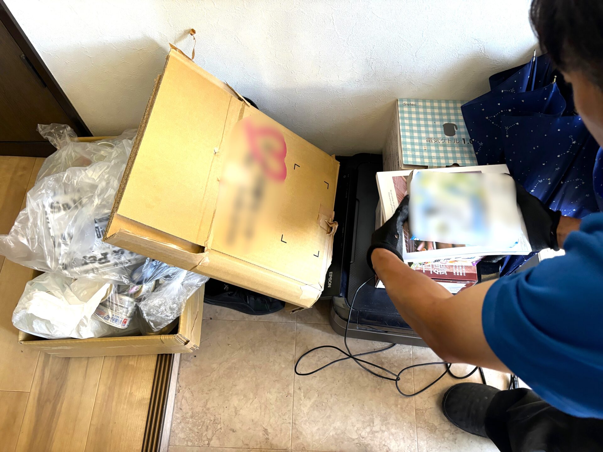 「雑誌や布団、プリンターなどをまとめて回収しました」作業写真
