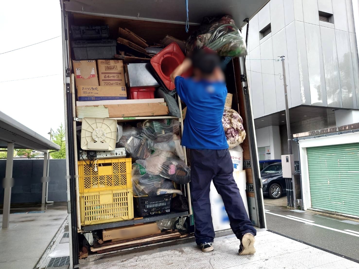 「たんすや大量の布団、座布団などをお引き取りしました」作業写真