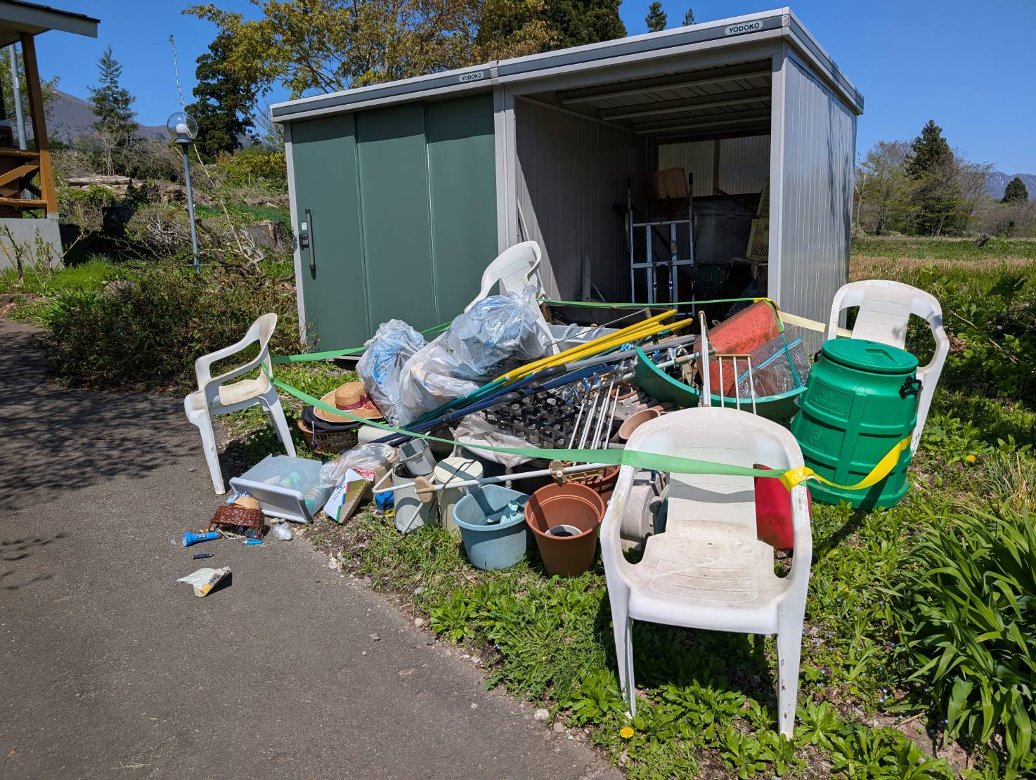 「倉庫に保管されていた物干し竿や植木鉢などを回収しました」作業写真