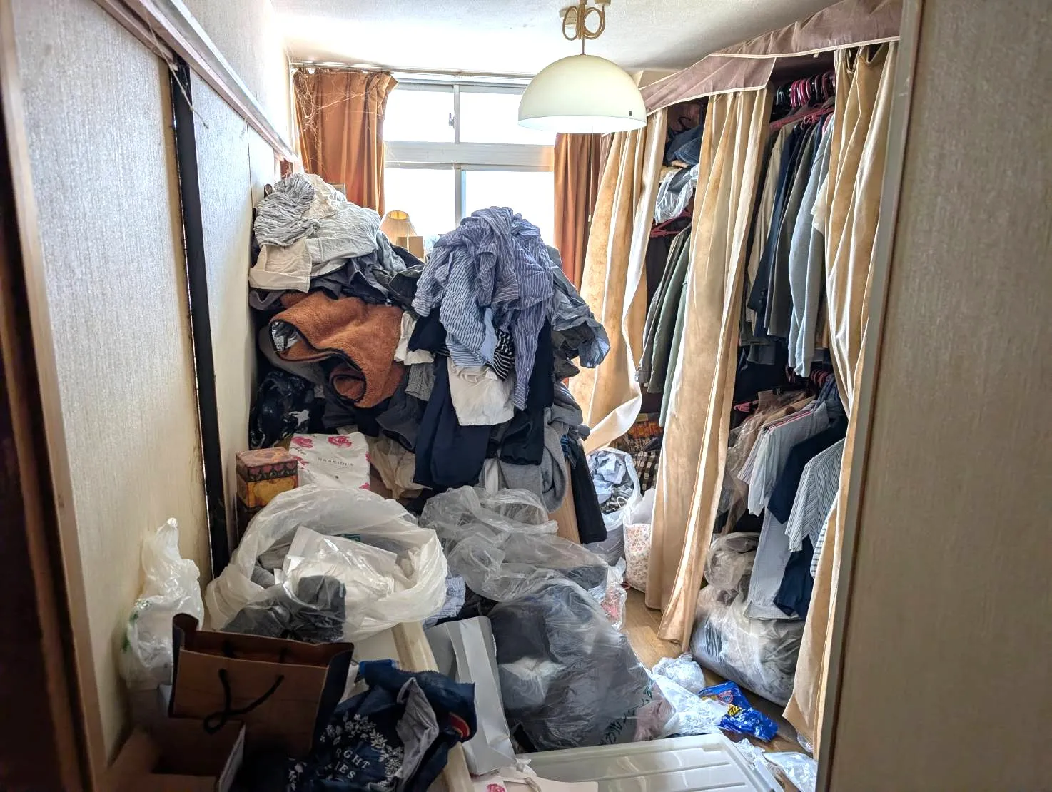 「施設への引越しに伴い大量の衣類などをお引き取りしました」作業写真